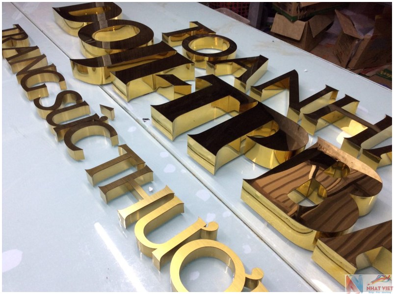 Ứng dụng của máy cắt laser fiber trong quảng cáo