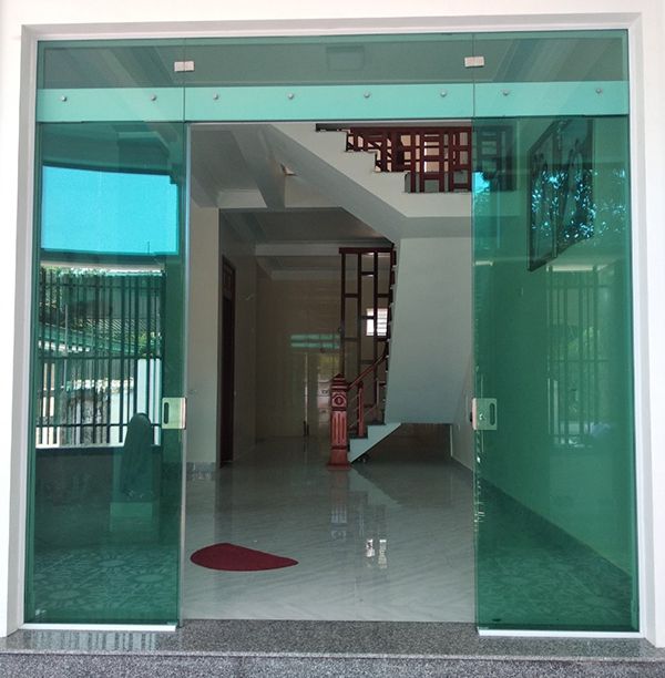 thi-cong-lap-dat-cua-kinh-truot-tu-dong-inox-cao-cap-02