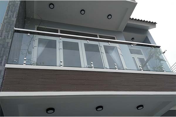 gioi-thieu-mot-so-mau-lan-can-kinh-hien-dai-03