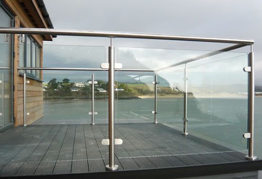 gioi-thieu-mot-so-mau-lan-can-kinh-hien-dai-02