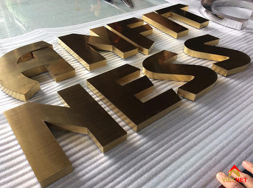 cac-buoc-gia-cong-chu-noi-inox-vang-lam-bang-hieu-01