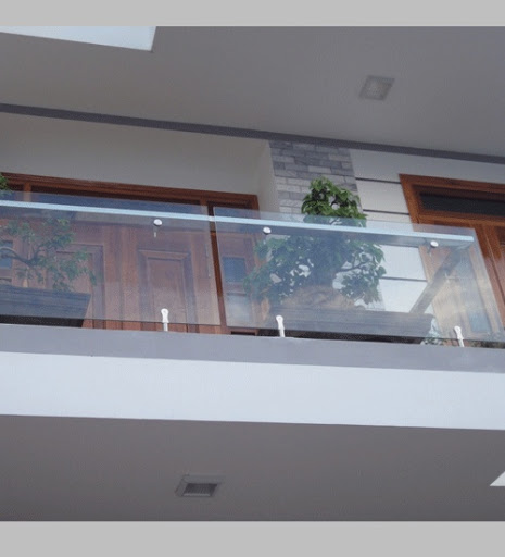 gioi-thieu-mot-so-mau-lan-can-kinh-hien-dai-01