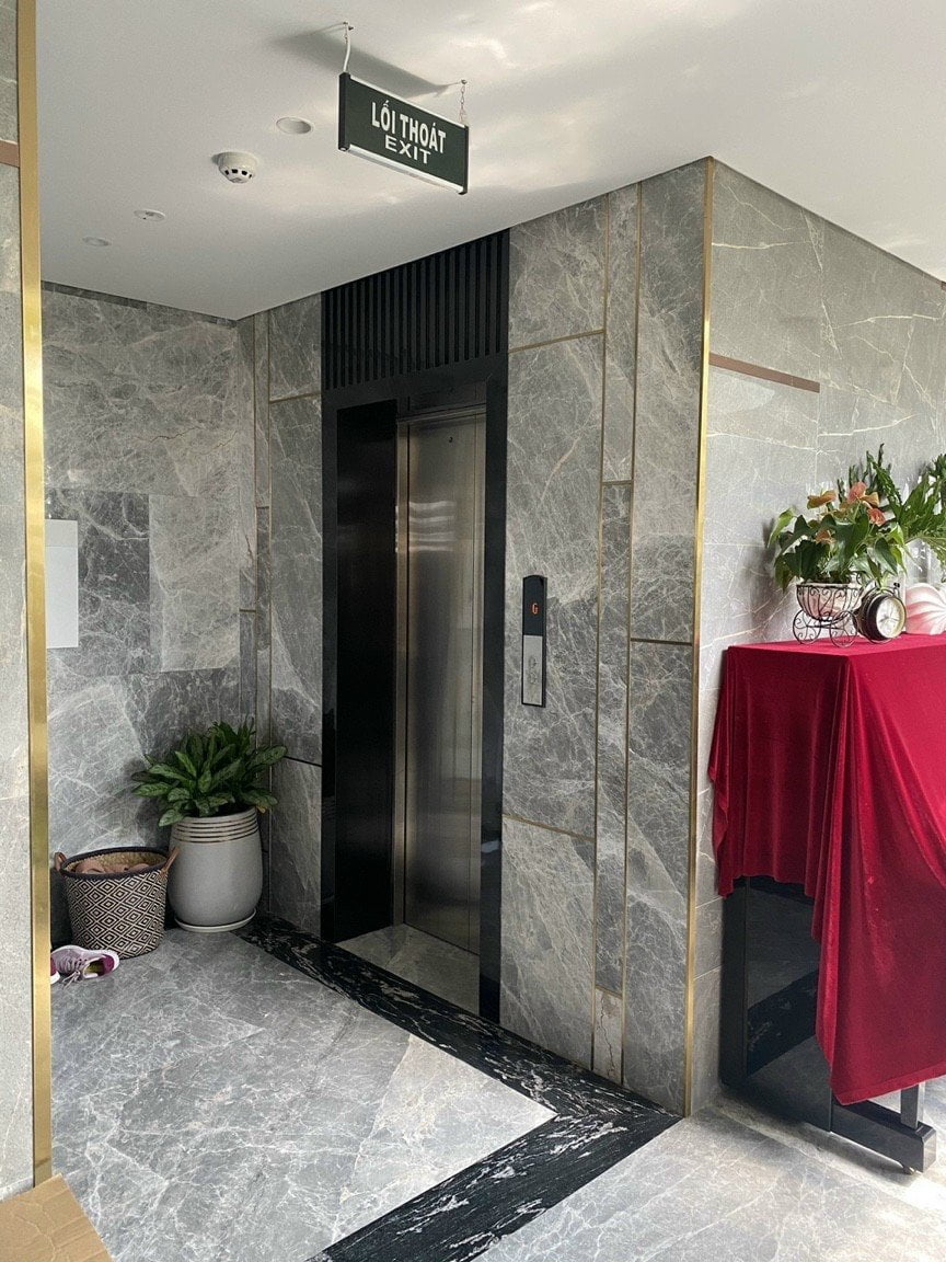 Ốp inox bao che thang máy