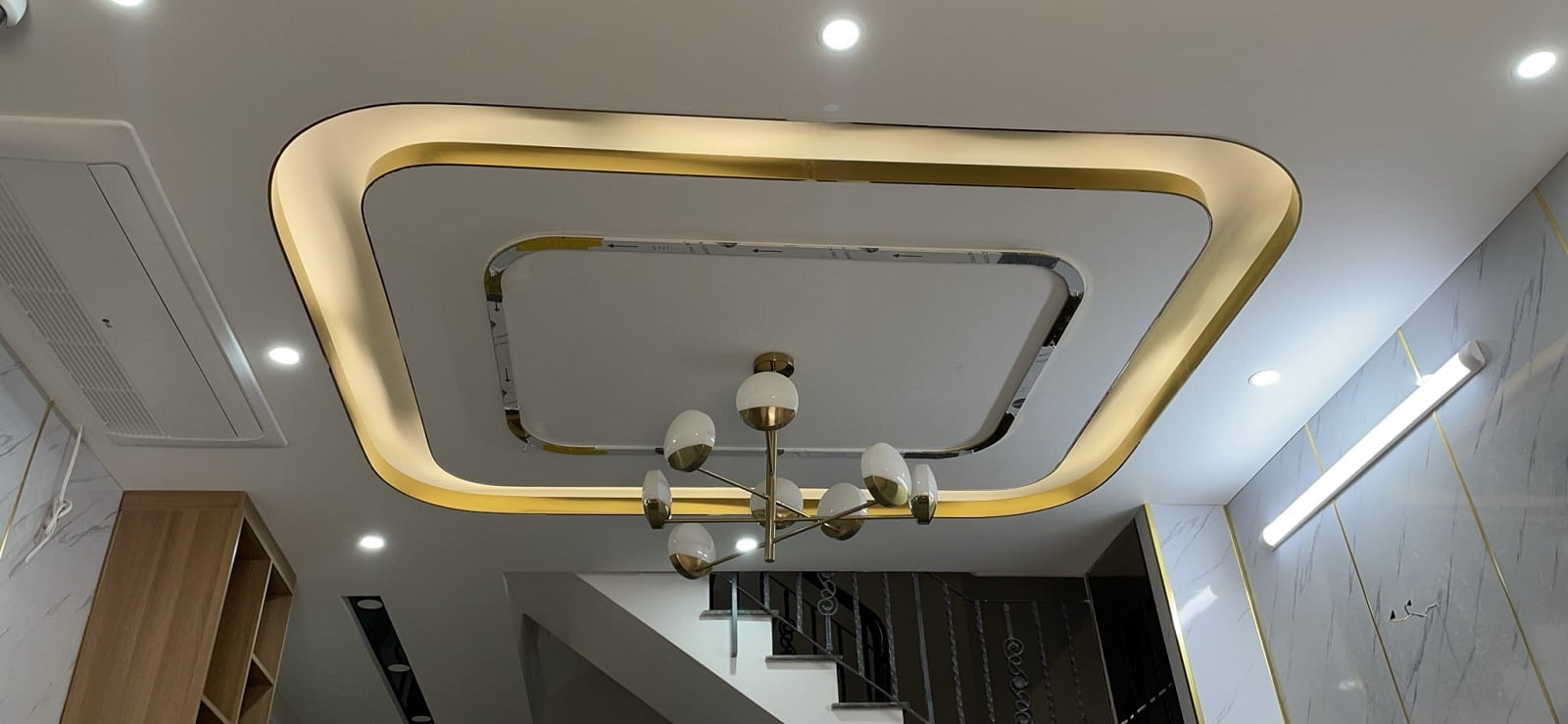 Mẫu trần thạch cao viền inox mạ vàng cao cấp