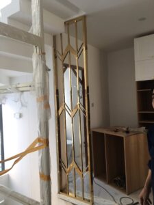 Vách ngăn phòng khách và cầu thang