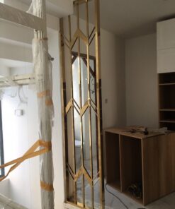 Vách ngăn cầu thang bằng inox mạ vàng