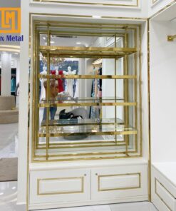 Kệ inox mạ vàng trưng bày studio áo cưới