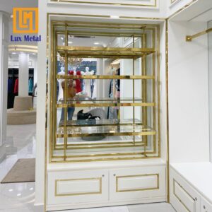 Kệ inox mạ vàng trưng bày studio áo cưới