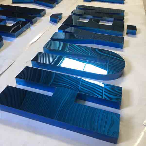 Tấm inox đen bóng gương làm chữ nổi