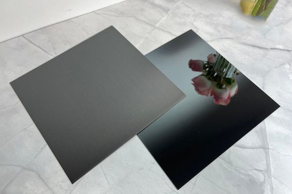 Mẫu tấm inox đen bóng gương và tấm inox đen xước