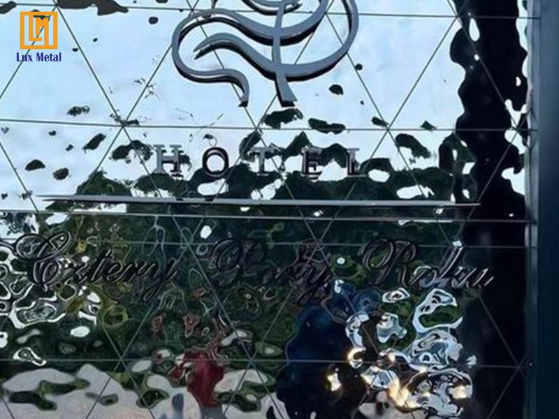 Bảng hiệu từ tấm inox sóng nước thu hút khách hàng
