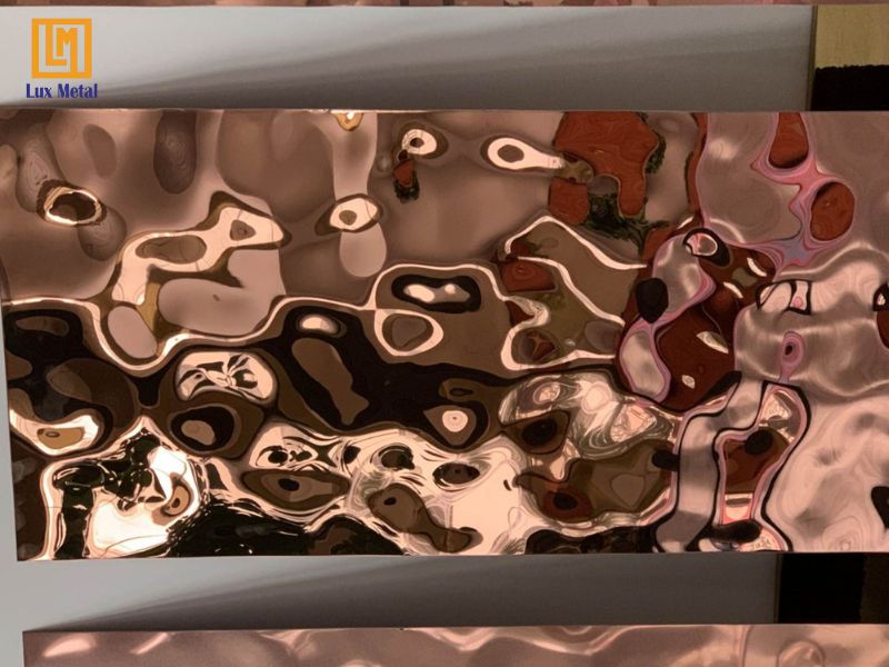 Tấm inox sóng nước màu vàng đồng sang trọng cho phong cách cổ điển