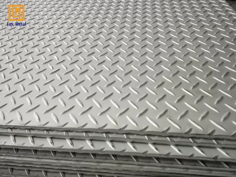 Lux Metal cung cấp đa dạng mẫu tấm inox chống trơn