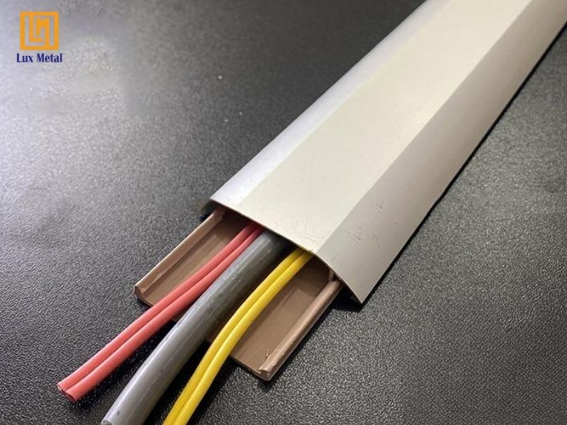 Nẹp bán nguyệt inox giúp sắp xếp và bảo vệ hệ thống dây điện