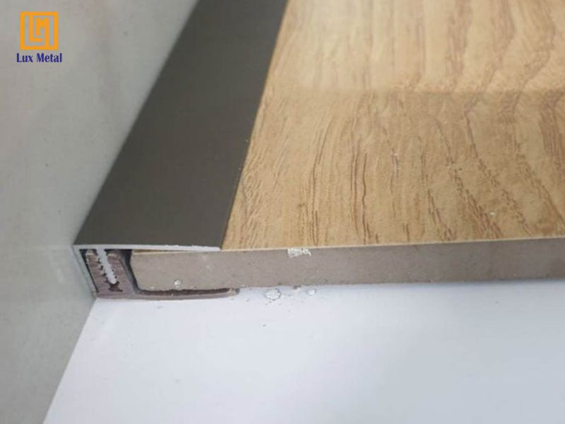 Nẹp F inox dùng để kết thúc sàn gỗ tại vị trí tiếp giáp tường