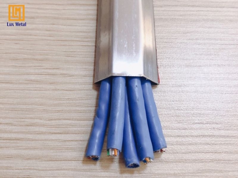 Nẹp inox bán nguyệt tổ chức dây dẫn gọn gàng