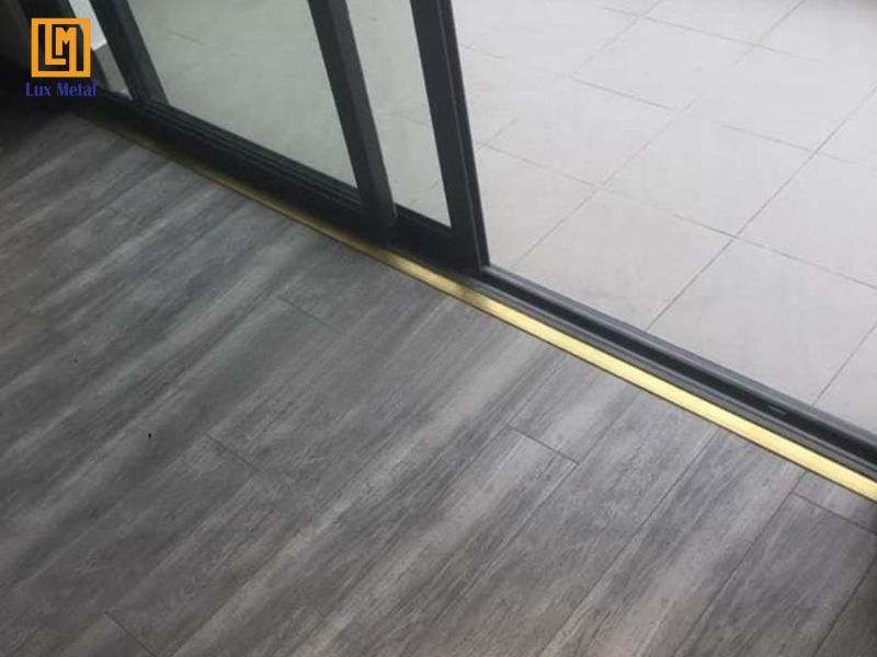 Nẹp inox bảo vệ góc cạnh sàn gỗ khỏi va đập và mài mòn