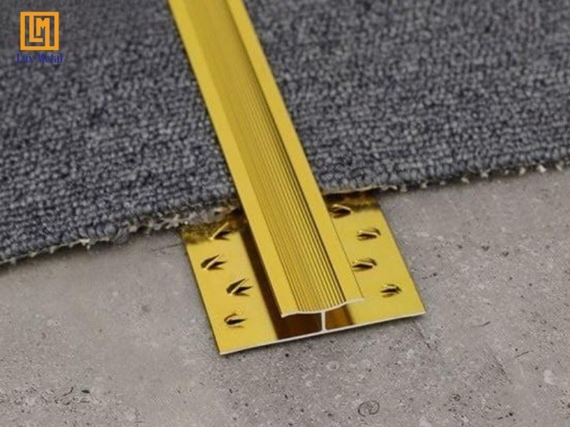 Nẹp inox gắn thảm làm từ inox bền bỉ, bề mặt sáng bóng