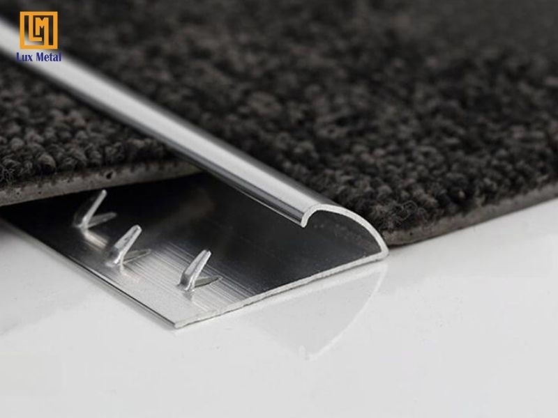 Nẹp inox chặn thảm hình chữ L với góc gấp 135 độ