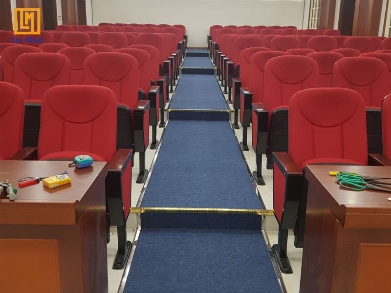 Nẹp inox chặn thảm được sử dụng trong hội trường