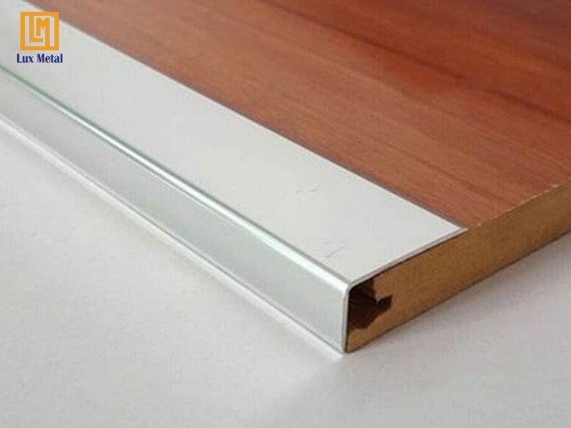 Nẹp inox chữ L bảo vệ mép sàn khỏi va đập