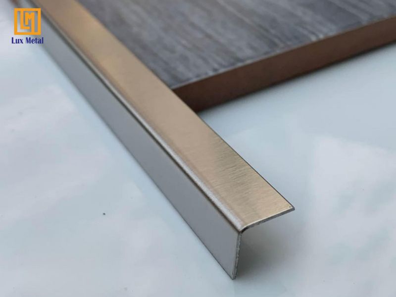 Nẹp inox chữ V bảo vệ góc cạnh sàn gỗ tại các vị trí góc vuông