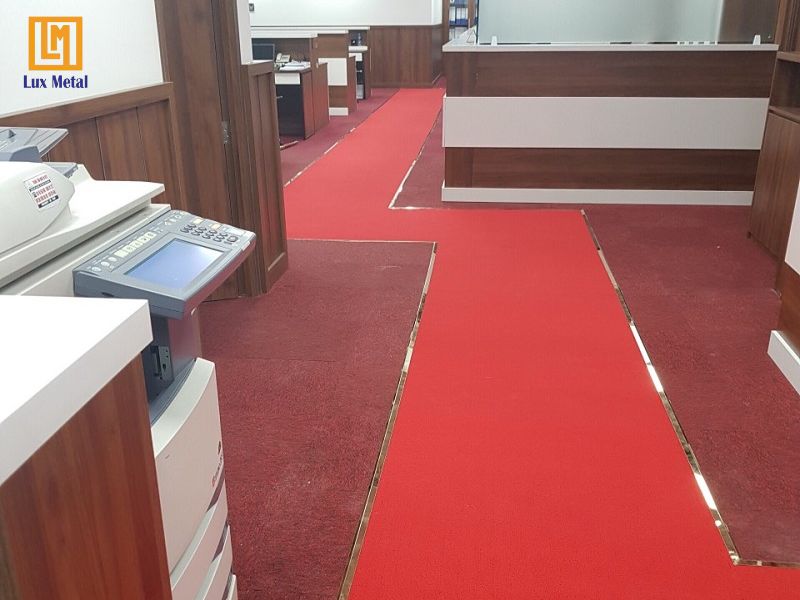 Nẹp inox chặn thảm được sử dụng tại hành lang có đông người