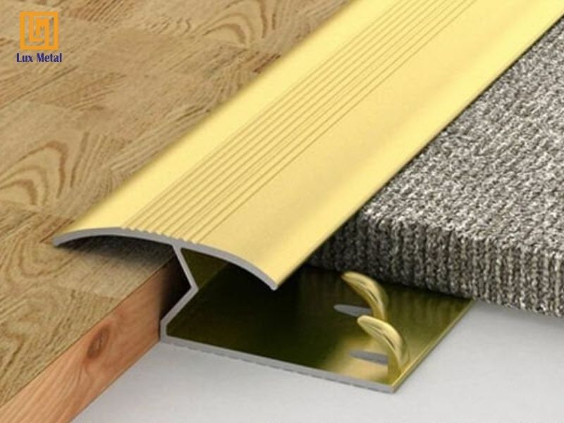 Nẹp inox kết thúc giúp tạo sự liền mạch giữa thảm và sàn gỗ