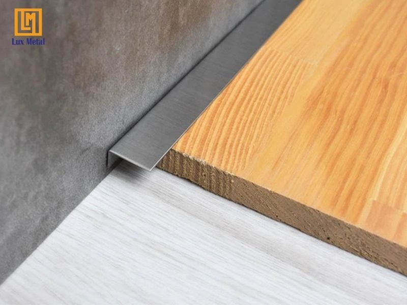 Nẹp inox kết thúc sàn gỗ che khe nối giữa sàn gỗ và tường