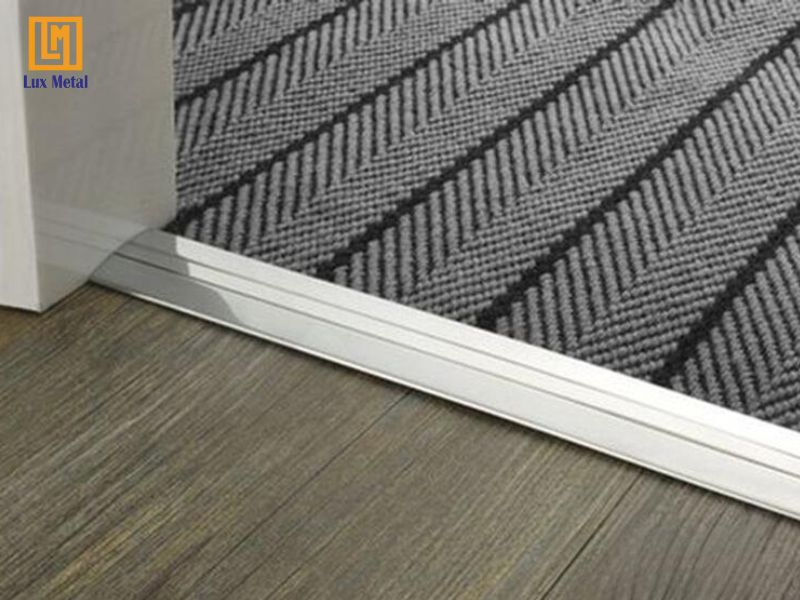 Nẹp inox chặn thảm tạo ranh giới giữa các khu vực chức năng