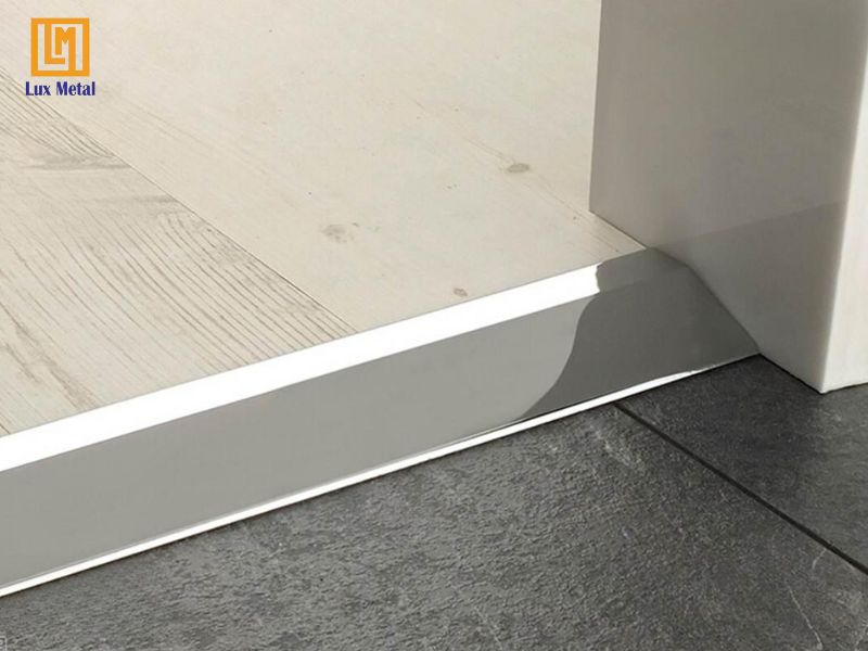 Nẹp inox lắp đặt tại vị trí chênh cốt giữa sàn gỗ và sàn gạch