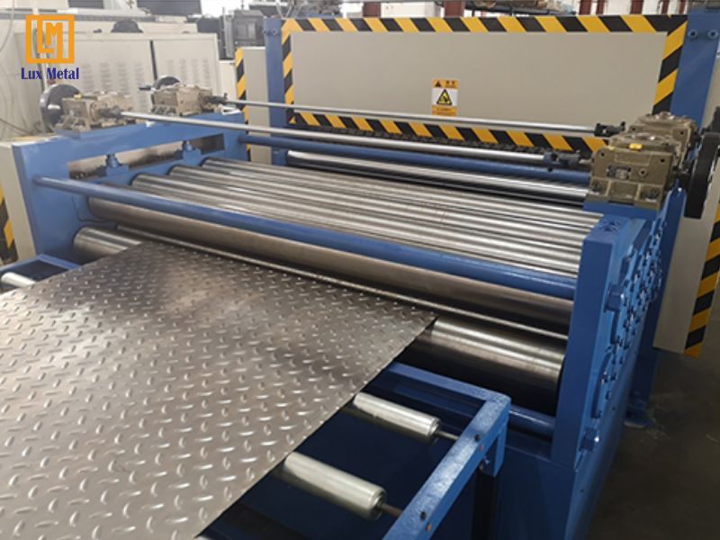 Tấm inox được dập hoa văn bằng máy chuyên dụng