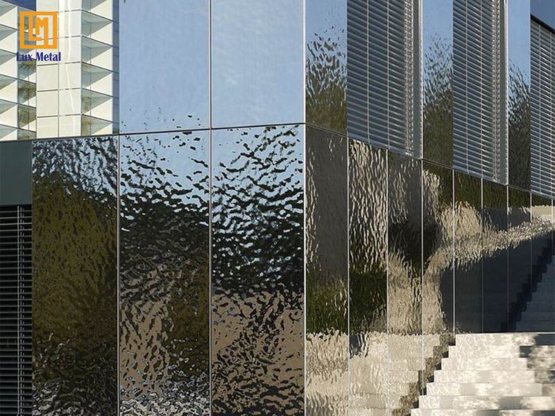 Tấm inox sóng nước ốp mặt tiền tòa nhà hiện đại