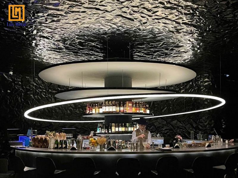 Quầy bar ốp tấm inox sóng nước sang trọng