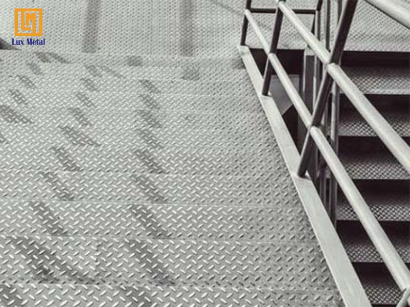 Cầu thang làm từ tấm inox dập gân giúp hạn chế tình trạng trượt ngã