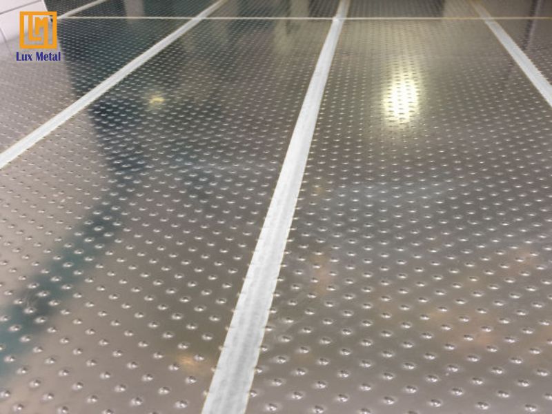 Tấm inox chống trơn lát sàn khu vực hồ bơi