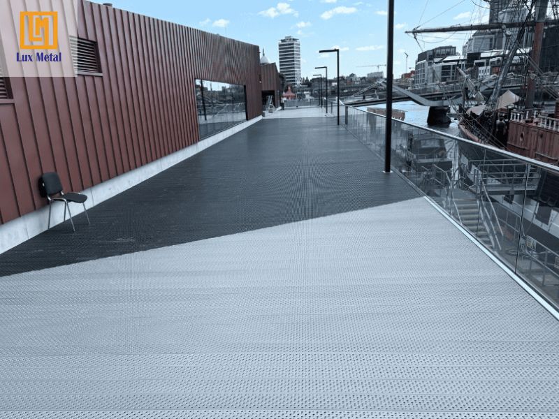 Tấm inox chống trượt được dùng trong hàng hải nhờ khả năng chống ăn mòn