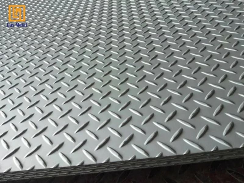Tấm inox chống trượt với bề mặt nhám tăng ma sát