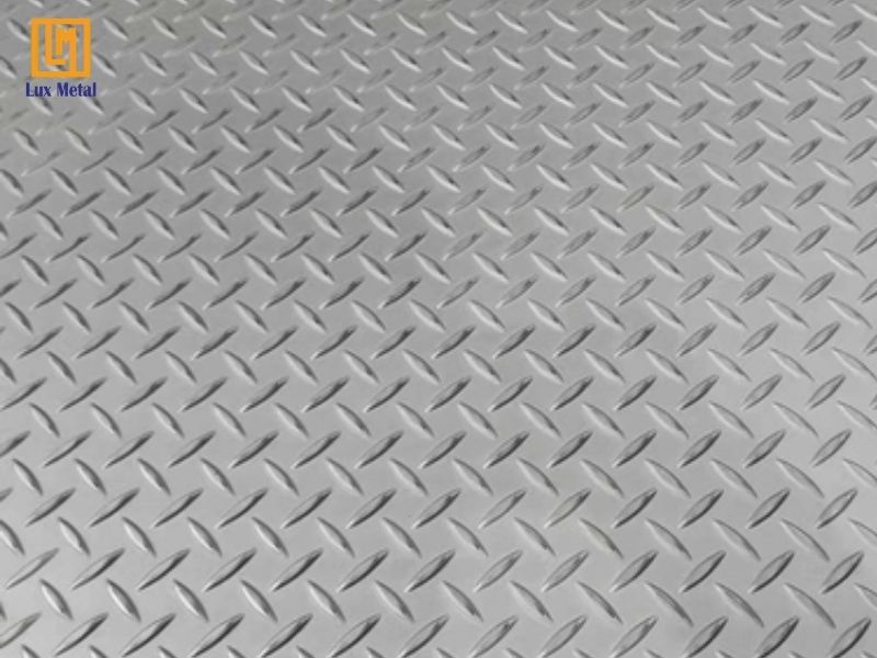 Tấm inox chống trơn với các đường gân đan chéo tăng ma sát