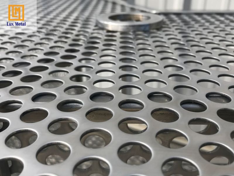 Tấm inox dập lỗ có bề mặt sáng bóng, bền bỉ, tính ứng dụng cao