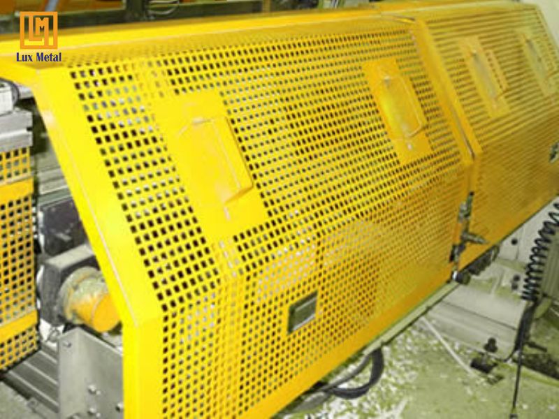 Tấm inox đột lỗ được sử dụng làm lưới bảo vệ máy móc