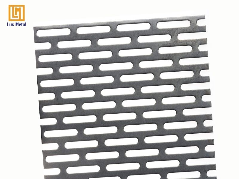 Tấm inox đục lỗ chữ nhật tối ưu cho hệ thống băng tải và sàn thao tác công nghiệp