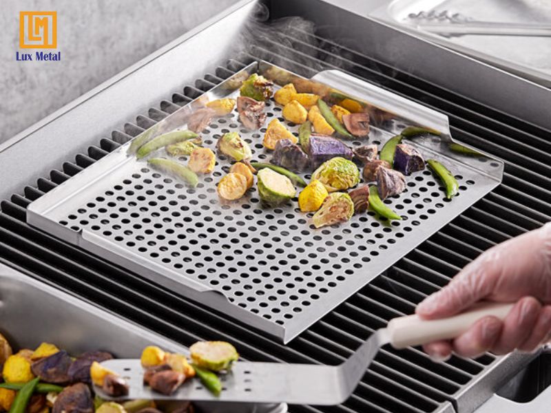 Tấm inox đục lỗ được ứng dụng làm các dụng cụ nấu ăn