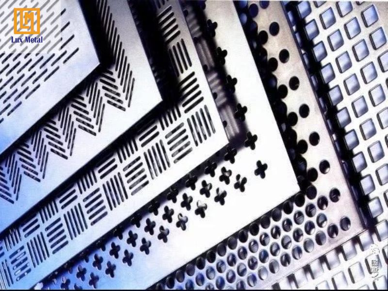 Tấm inox đục lỗ với hoa văn tinh xảo, phù hợp để trang trí nội ngoại thất