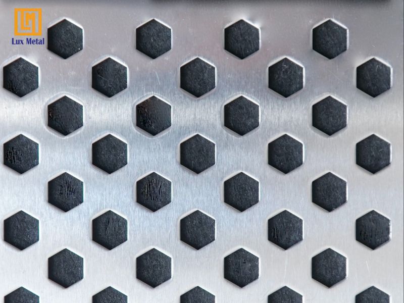 Tấm inox đục lỗ lục giác được ưa chuộng trong kiến trúc và nội thất
