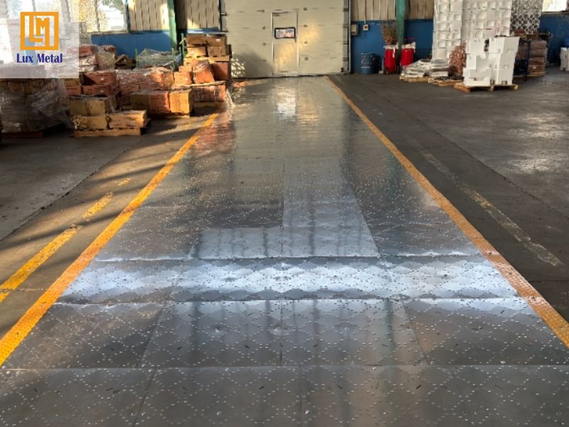 Tấm inox lót sàn nhà xưởng đảm bảo an toàn cho công nhân