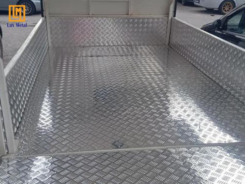 Tấm inox dập gân làm sàn lót cho xe tải