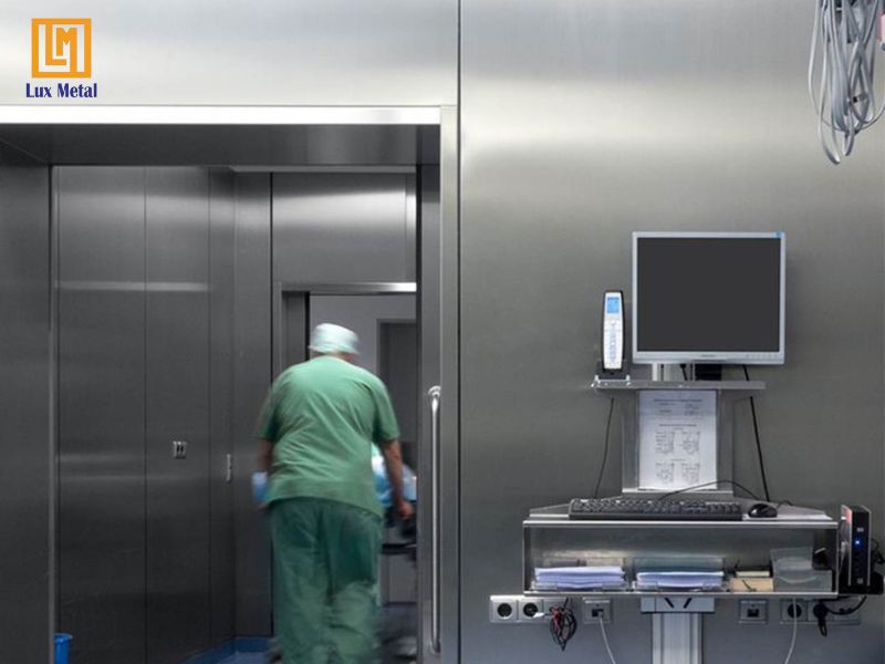 Tấm inox ốp tường trong bệnh viện với khả năng kháng khuẩn và dễ khử trùng