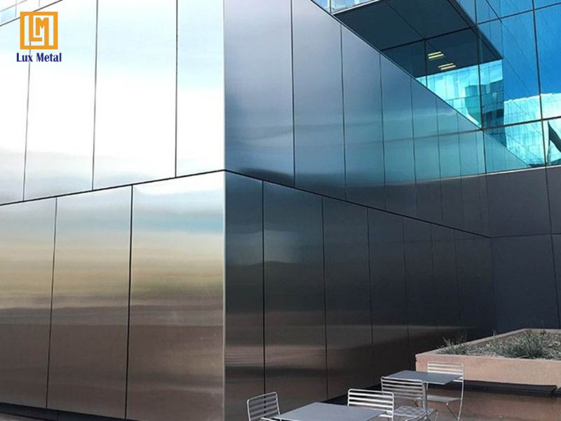 Tấm inox ốp tường trong công trình cao tầng với khả năng chống chịu thời tiết tốt