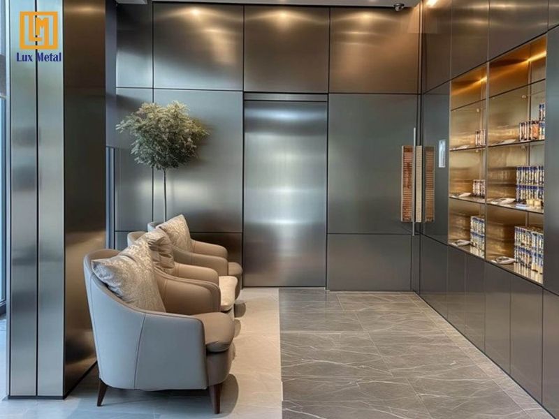 Tấm ốp tường inox trong thiết kế nội thất hiện đại tạo không gian sang trọng